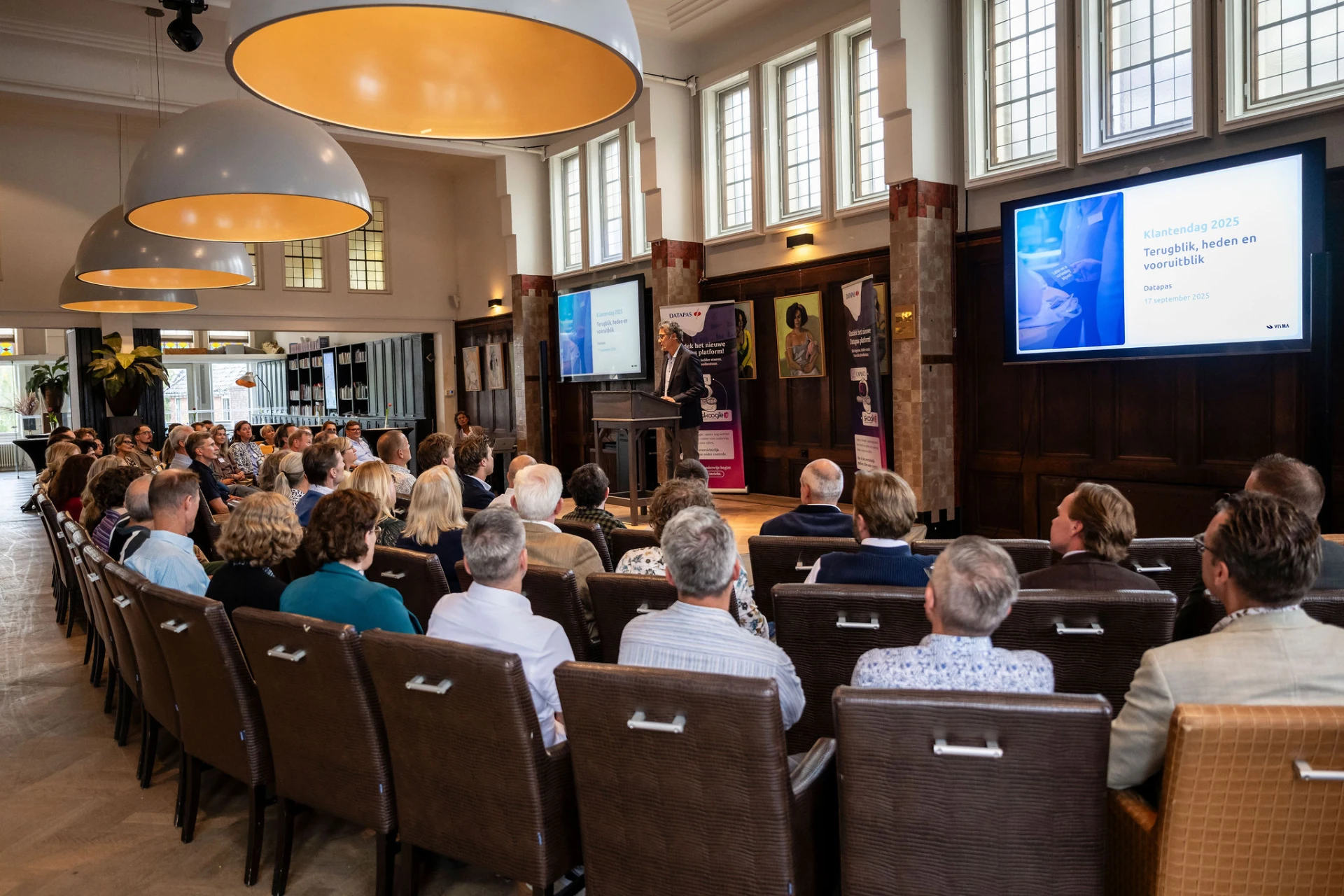 Een volle zaal met schoolbestuurders en controllers tijdens de Datapas Klantendag 2025