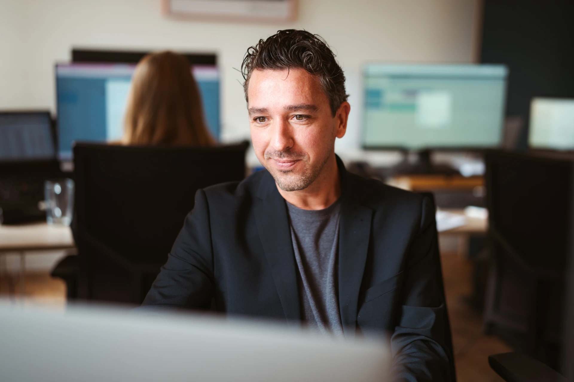 Een collega van Datapas aan het werk achter zijn scherm